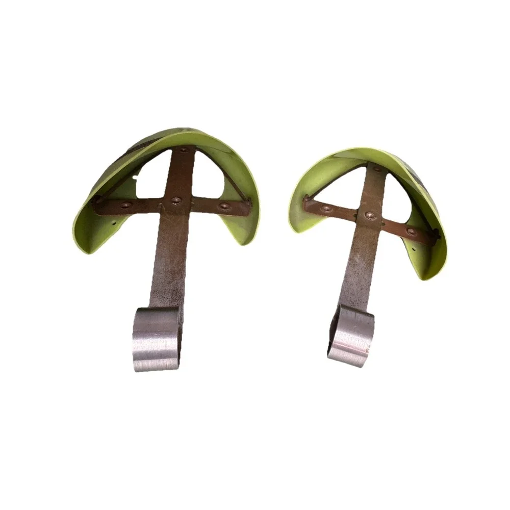 SAKS FIFTH AVENUE FENTON LAST Green PLASTIC & Metal Lady's‎ Shoe Tree SET Of TWO